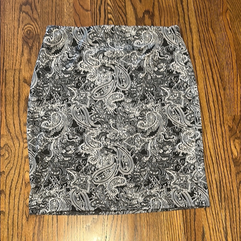 Roz & Ali Black and White Paisley Pencil Skirt